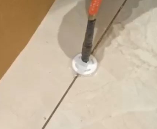 邯山瓷砖空鼓维修公司专业解答瓷砖在铺贴过程中，如果没有涂抹均匀到位的粘结材料（如水泥砂浆或瓷砖胶），可能会导致以下问题